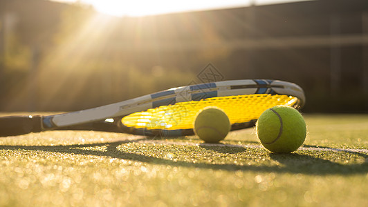 网球和在绿草背景上敲打闲暇球拍体育场娱乐行动海报太阳游戏运动法庭图片