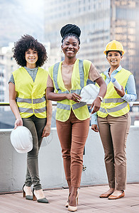 对建筑的热情不应仅限于男性 一群自信的年轻女企业家在建筑工地工作的肖像图片