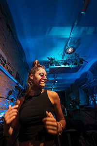 美丽的女DJ 在小俱乐部里跳技术舞打碟机夜生活舞蹈夜店女士文化娱乐磁盘派对流行音乐图片