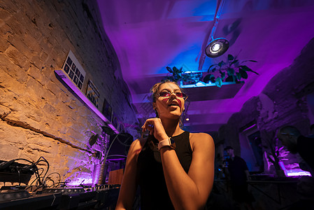 美丽的女DJ 在小俱乐部里跳技术舞活动舞蹈女孩女士娱乐文化打碟机流行音乐夜生活电子图片