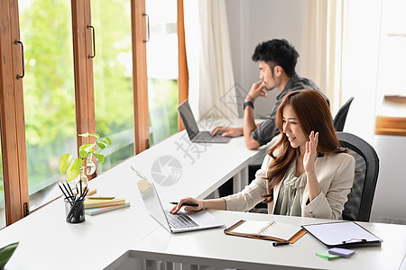 亚洲女商务人士通过笔记本电脑通过视频会议进行交流图片