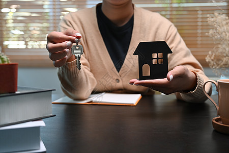 拥有小型房屋模型和钥匙的妇女 抵押贷款和房地产投资概念(第12条)图片