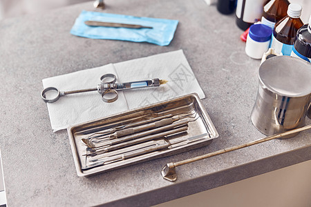 在现代诊所桌上的牙科专业设备工作卫生化妆品病人眼镜牙医口服牙齿程序成人图片