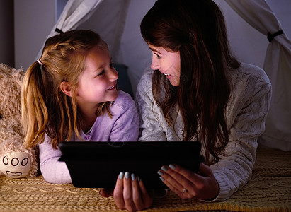 我们应该在睡觉前再做一次 一个小女孩和她妈妈晚上在数字平板电脑上看一些东西 (笑声)图片