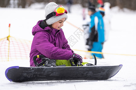 可爱的小女孩学习骑儿童滑雪板 为孩子冬季运动 积极体育运动的安全性 笑声青少年眼镜活动季节单板人心假期青年喜悦滑雪者图片