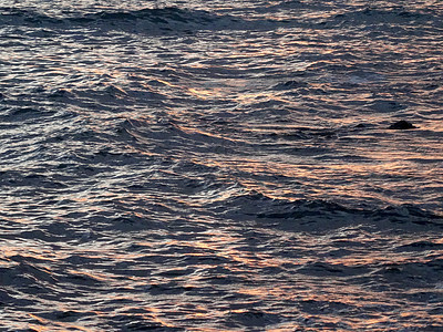 波浪反射黄昏时的暮光阳光图片