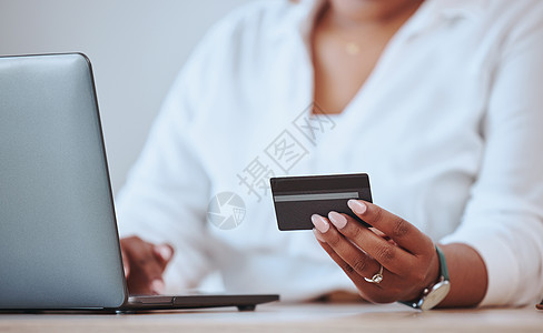 女商务人士 经理或企业家使用笔记本电脑完成信用卡 在线支付和购物 一名女性在互联网或网站上购买 购买和订购产品图片