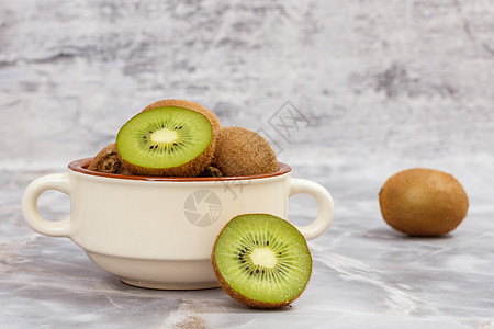 石桌上的瓷碗中的Kiwi水果厨房热带小吃饮食桌子营养异国节食食物美食图片