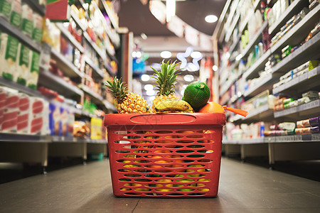 水果蔬菜超市超市 市场或杂货店过道 配有一篮子优质选择 健康水果和蔬菜 在购物车中购买零售商品 地板上的一组消耗品或食品背景