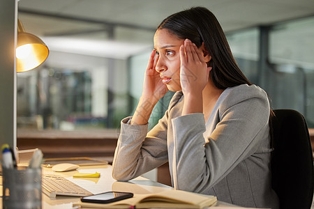 对我来说都是法语 一位年轻的女商务人士在现代办公室的办公桌前使用电脑时看起来很紧张图片