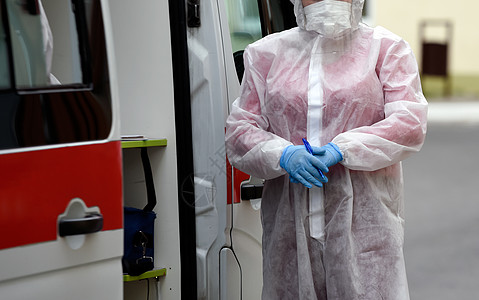 武汉医院有防护服的人在户外帮助病人 冠状病毒概念 救护车车 快餐车控制运输感染医院疾病医生旅行面具女士流感背景