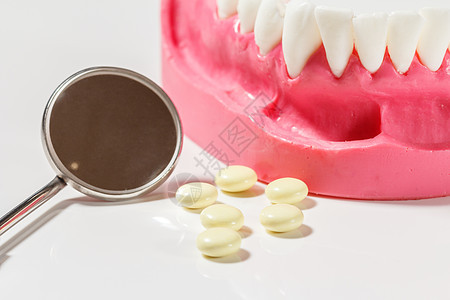 人的下巴和金属检查镜面的布局卫生材料示范牙齿假牙药品矫正宏观实验室塑料图片