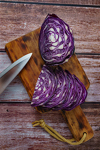 红白菜或红白菜 木板上用刀刺紫色白色营养品收成照片饮食排毒生产蔬菜营养图片