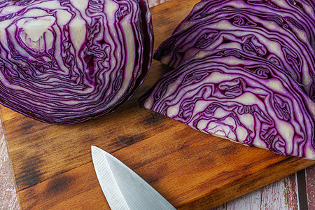 红白菜或红白菜 木板上用刀刺紫色生产饮食蔬菜照片排毒食物收成烹饪白色图片