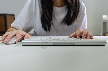 鼠标手技术互联网信息浏览在线社交媒体和网络概念 在网上浏览时 女性可以使用鼠标 键盘电脑等工具背景