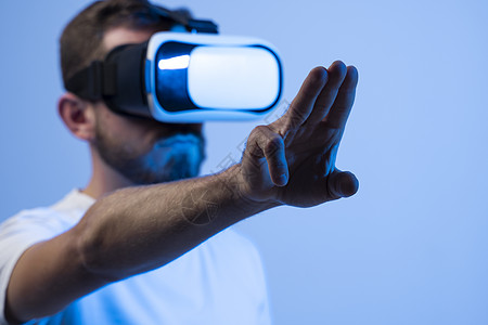 欧洲男子在光线中的VR玻璃中 现代装置和技术的概念 VR AR MR XR-未来技术图片