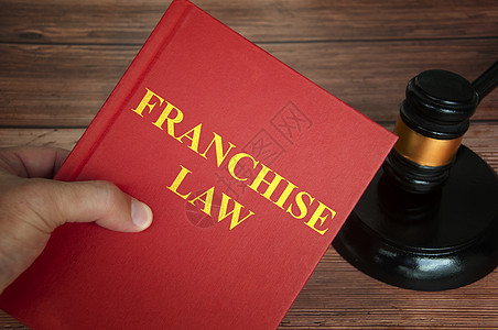 关于法律书籍的特许法文本 法官用木制书桌背景壁架图片