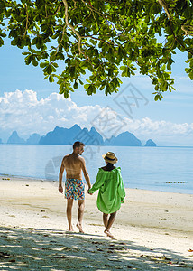 泰国普吉岛附近热带岛屿纳卡岛海滩上的男女情侣男人约会旅行海洋自由女性晴天天堂女士假期图片
