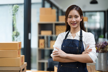 肖像的亚洲女性商业业主 在家庭办公室经营小生意女士服务工作船运成人营销盒子纸板笔记本店铺图片