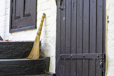 在乡间别墅的门槛上扫帚 在农村一所房子的入口附近扫帚图片
