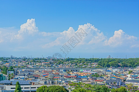 被堵住的城市风景和入城的云天空居住区景观蓝天房子晴天蓝色居民区建筑住宅图片