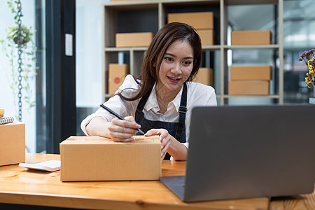 小型企业目前是网上商店的新开办企业 女主人有一个仓库用来寄给客户 中小企业企业家理念图片