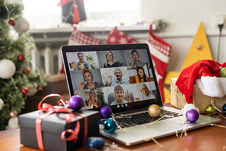 虚拟圣诞树会议团队远程办公 家庭视频通话远程会议 笔记本电脑网络摄像头屏幕视图 团队在他们的家庭办公室开会 欢乐时光派对在线女队图片