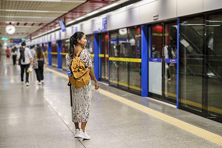 在曼谷市泰国火车站平台等待天际的亚洲女性旅游女游客 塔里塔铁路站平台街道市中心建筑乘客过境旅行天空民众商业技术图片