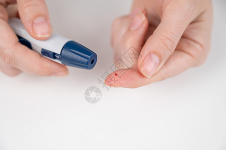白种女人用笔刀做葡萄糖测试饮食仪表样本检查柳叶病人手指测量疾病医院图片