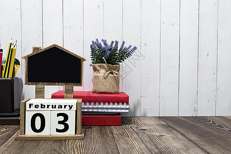 2月3日日历日期 木板上的文字 和木桌上的文具图片