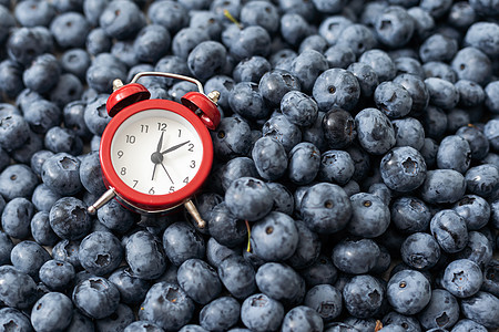时间是季节性果浆和维他命吃点心 早餐 时钟的时间图片