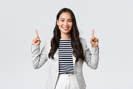 商业 金融和就业 女性成功企业家的概念 成功自信微笑的亚洲女商务人士竖起手指 房地产工人展示完美的求婚成人雇主女孩幸福工作室学生图片