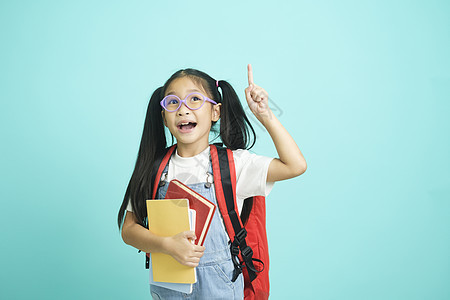 近身学生女孩笑着拿着书 去上学电脑小学生微笑学习幸福孩子老师瞳孔技术教育图片