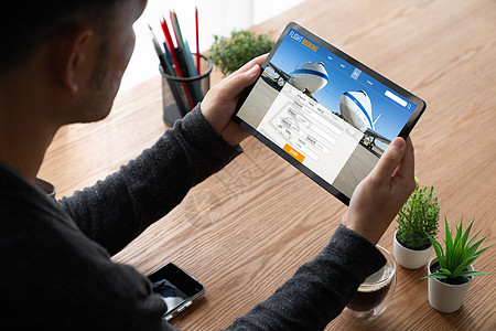在线航班预订网站提供现代订票系统 n职场商务假期桌子飞机空气服务笔记本电脑运输图片