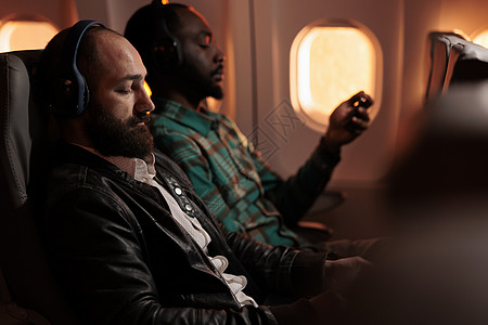 从事膝上型电脑和商务旅行飞行的男性自由职业者图片