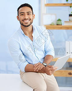 一名年轻商务人士坐在办公桌旁工作时 技术使寻找客户更加容易图片