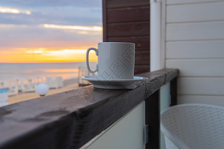 海杯旅行背景海滩咖啡杯海洋水早餐 从早晨的海浪中从新鲜的抽象概念 拿铁的喜悦 时尚装饰太阳镜图片