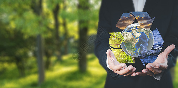 环境概念 商务人士持有并展示全球生态图标 商务人士与全球和回收木材天空水环保产业环境保护可持续发展的未来人士全世界科学经济顾客基图片