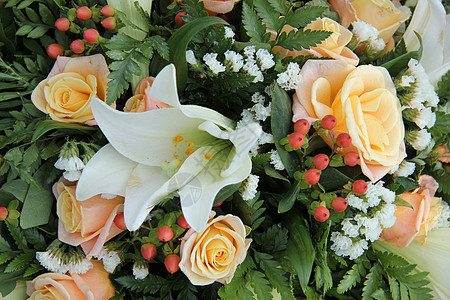 新娘安排中的玫瑰和百合植物学中心婚礼花店白色作品绿色粉色花朵婚姻图片