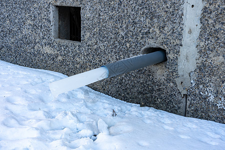房子的水管 里面有冰冻的冰块管道冰柱天气住宅管子流动温度冰川冷却城市图片