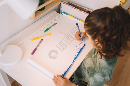 小女孩用彩色标记在桌子上画画房间创造力幸福学生绘画幼儿园女儿喜悦乐趣铅笔图片