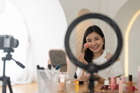 亚洲年轻女性博客记录 vlog 视频与化妆化妆品在家中的网络影响者对社交媒体概念的影响力 现场流传病毒刷子爱好技术教程手机播送相图片