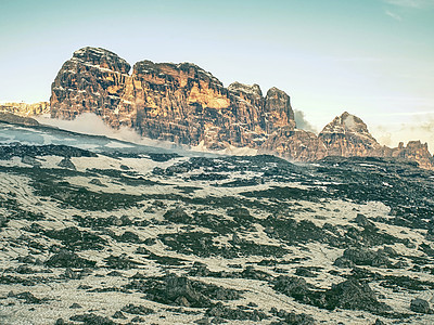 狂山平息了风景 生活方式活跃的徒步旅行建筑天气环境冰川高山极端自由远足者庇护所探索图片
