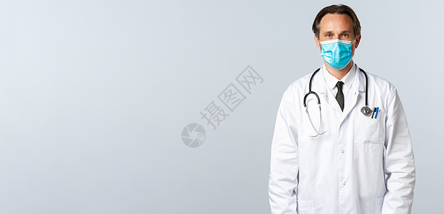 Covid19 预防病毒 医护人员和疫苗接种概念 身穿白大衣和医用口罩的中年专业治疗师在诊所听病人 在工作中听医生感染疾病医师暴图片