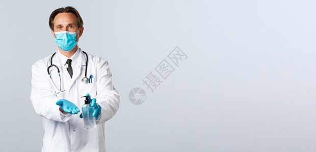 Covid19 预防病毒 医护人员和疫苗接种概念 戴医用口罩和手套的医生解释卫生的重要性 在冠状病毒爆发期间使用洗手液学院护士医图片