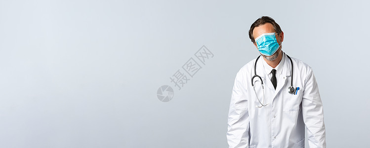 Covid19 防止病毒 保健工作者和疫苗接种概念 鲁莽和疲累的医生全面蒙面 用完牙套 站着白底脸装备医院外科男人疾病医师实验室图片