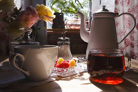 清夏清晨 白茶壶和两杯加茶的茶在白桌上图片