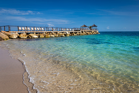 热带天堂 牙买加蒙特哥湾 有码头和瞪羚的加勒比海滨旅行庇护所日光气候凉亭海岸线茅草阳伞乡村海景图片