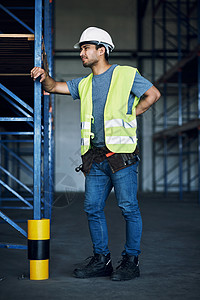 努力工作有回报 但也有风险 一名在建筑工地工作时背痛的年轻人图片