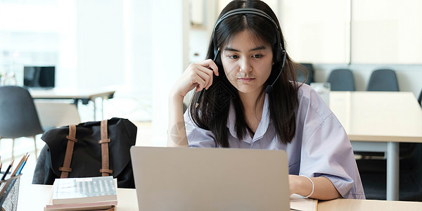 由于 covid 流行病 在家上学的白人可爱年轻女学生通过远程会议向学校老师学习虚拟互联网在线课程 男教师使用白板教授数学微积分图片